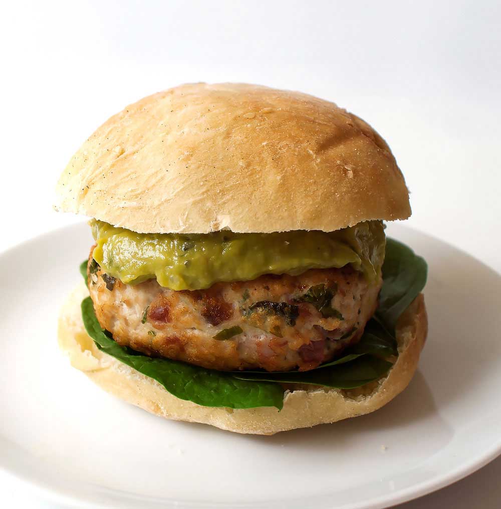 Chicken and Bacon Burger with an Avocado Cream. A delicious recipe that the whole family will love. Burgers without the guilt.