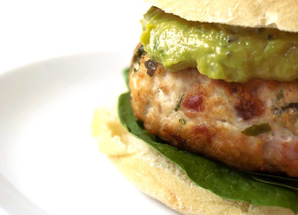 Chicken and Bacon Burger with an Avocado Cream. A delicious recipe that the whole family will love. Burgers without the guilt.