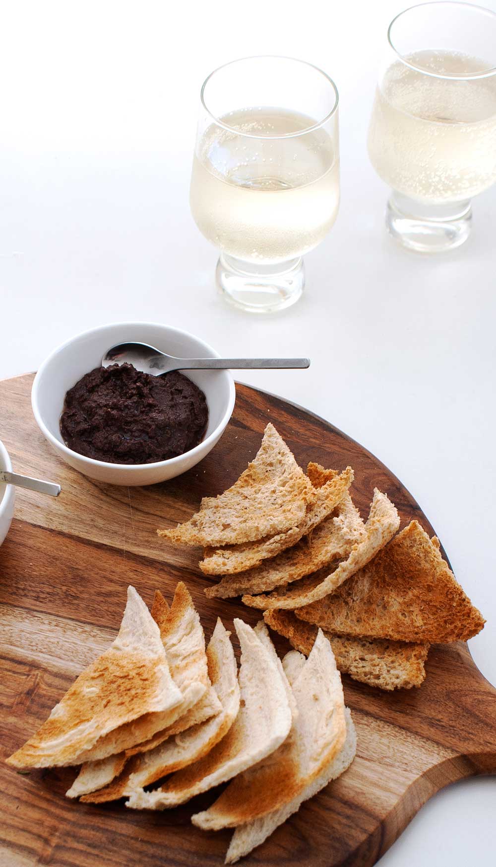 Simple Melba Toast Triangles - Ultra thin crisp bread perfect for dipping or spreading with pâté