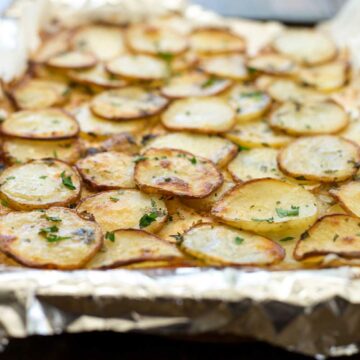 Delicious potato slices, roasted until they are golden brown and soft inside. Sprinkled with salt, pepper and fresh parsley these are the perfect side or appetiser | Sprinkles and Sprouts