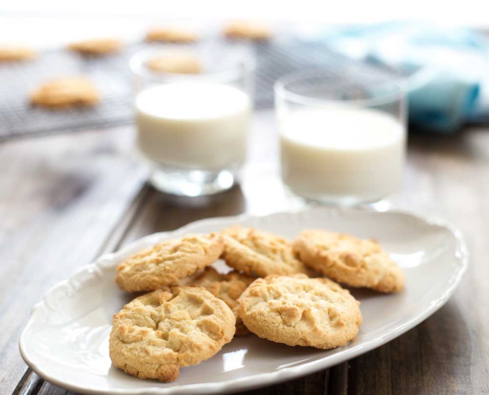 White Chocolate Chip Cookies. These nut free cookies are the perfect treat to whip up for a morning tea or for wrapping up as a hostess gift. Loaded with choc chips these are simple to make and delicious to eat. | Sprinkles and Sprouts