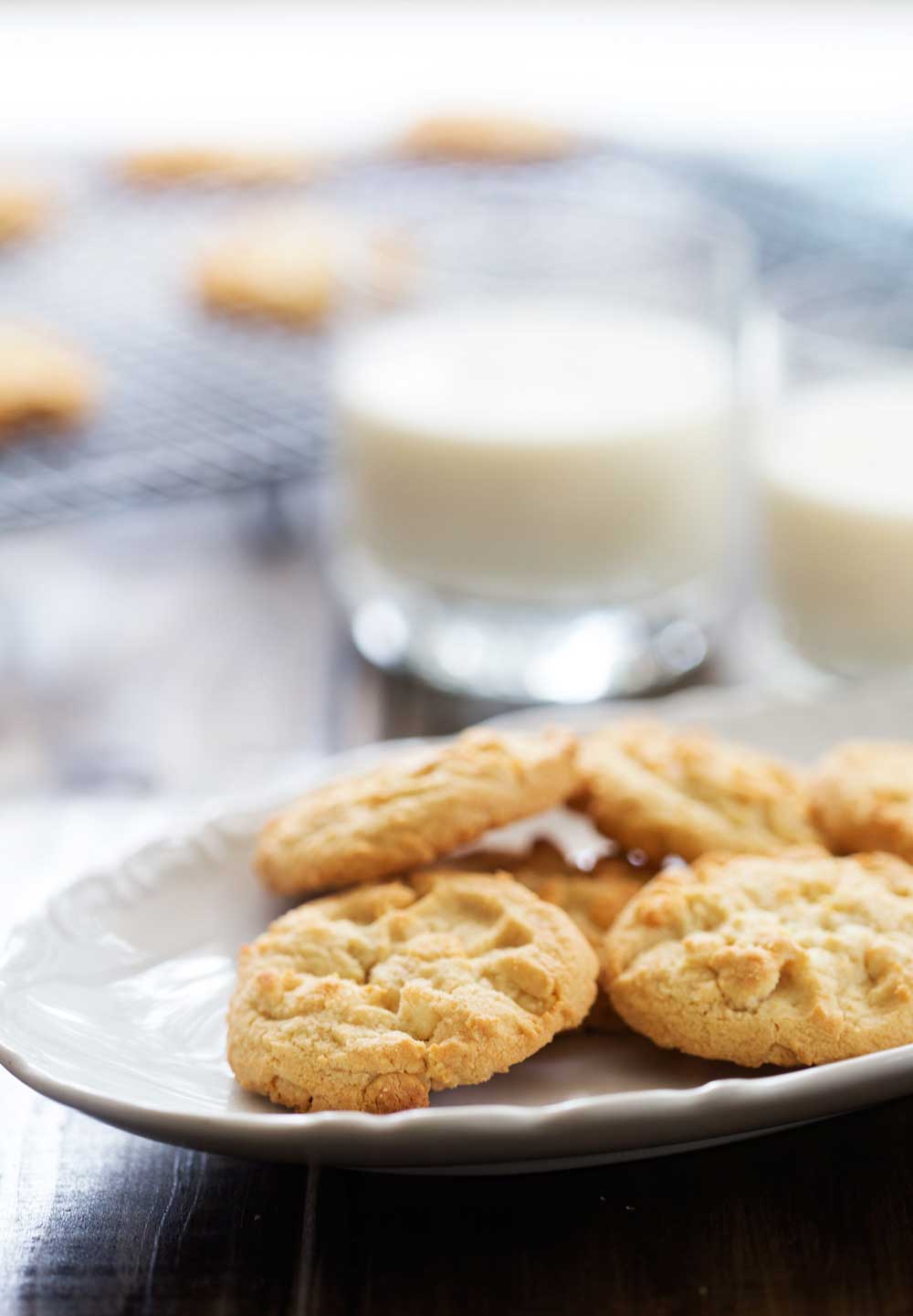 White Chocolate Chip Cookies. These nut free cookies are the perfect treat to whip up for a morning tea or for wrapping up as a hostess gift. Loaded with choc chips these are simple to make and delicious to eat. | Sprinkles and Sprouts