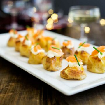 These mini baked potatoes with smoked salmon and sour cream are perfect for parties. Simple yet impressive. You can prepare them ahead or stick them in the oven as your guests arrive, making them perfect for New Year Parties.