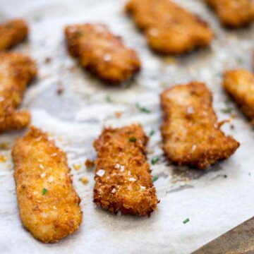 Crispy chicken tenders baked in the oven. This recipe for crispy chicken tenders is perfect as there is no mess and no fuss. Suddenly breaded chicken doesn't seen so difficult on a busy week night!!!!! Sprinkles and Sprouts