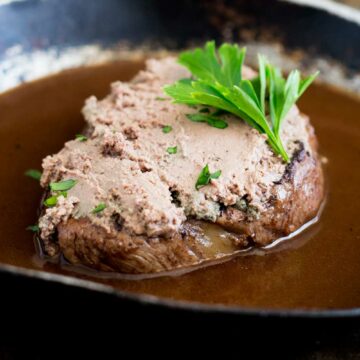 Tournedos Rossini, an elegant dinner party idea. Perfectly cooked fillet steak, topped with rich pâté served with a delicious red wine jus. What could be better? Delicious, easy to make and looks dead posh ;-)