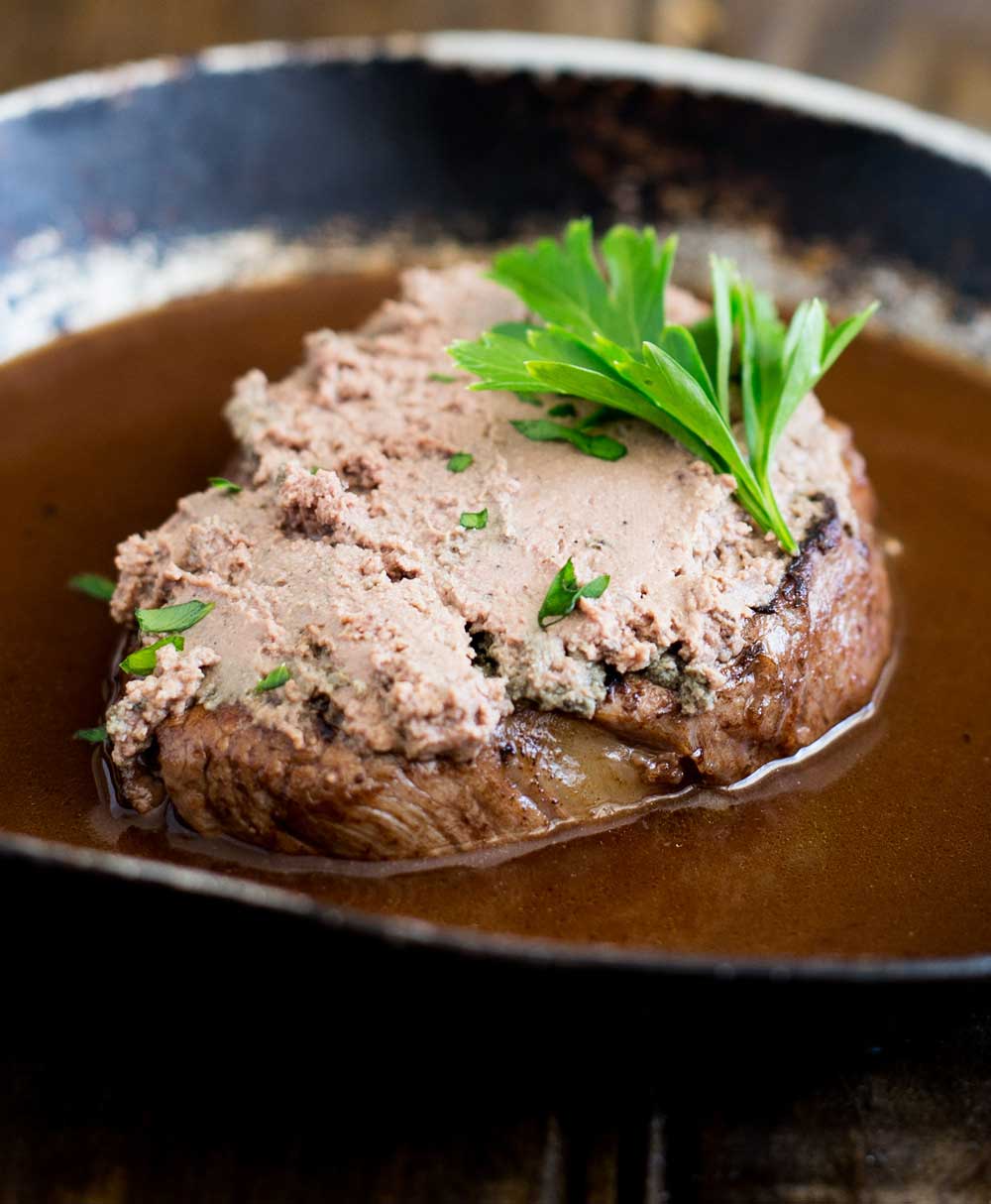 Tournedos Rossini, an elegant dinner party idea. Perfectly cooked fillet steak, topped with rich pâté served with a delicious red wine jus. What could be better? Delicious, easy to make and looks dead posh ;-)