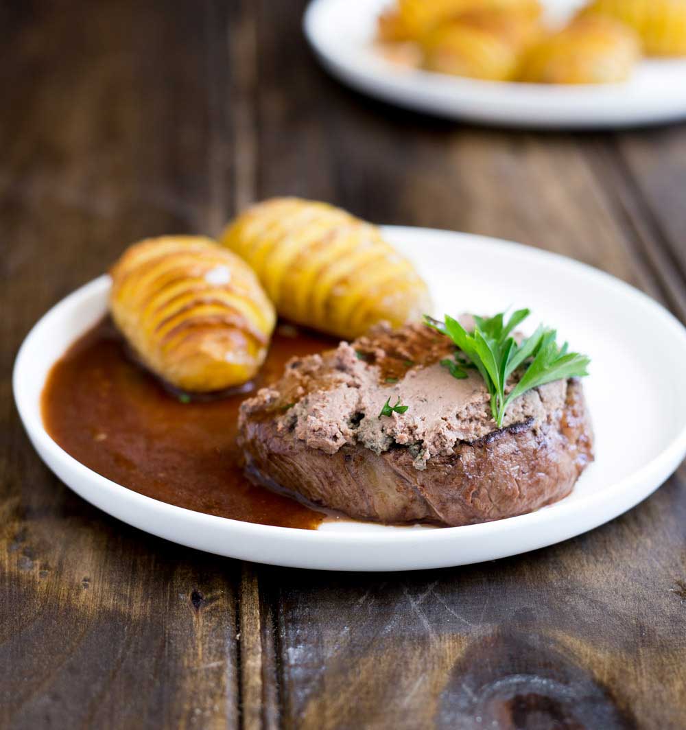 Tournedos Rossini, an elegant dinner party idea. Perfectly cooked fillet steak, topped with rich pâté served with a delicious red wine jus. What could be better? Delicious, easy to make and looks dead posh ;-)