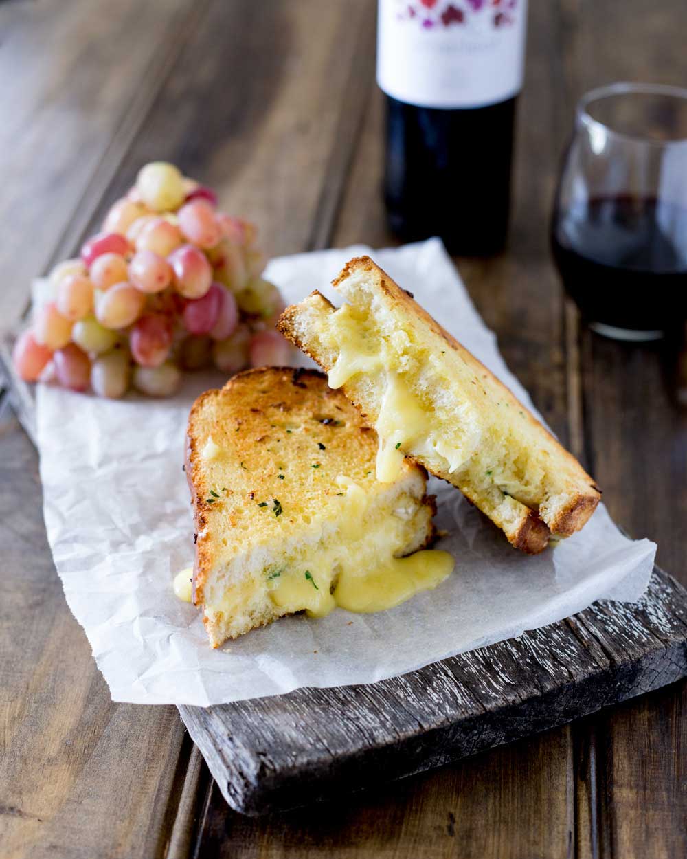 Cheesy garlic bread sandwiches. Garlic butter smothered bread filled with soft brie, crisped and browned to melting gooey perfection. Perfection! I kid you not, this is a sandwich that will make you lick the plate!!! 