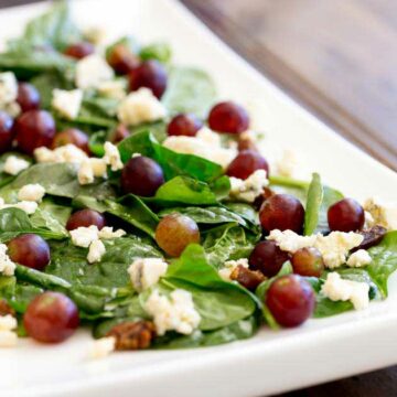 This spinach, grape and blue cheese salad is so simple and yet so delicious. The sweet sweet grapes, the salty blue cheese and the chew of a few dates. All combined with the slight irony bite of spinach. So good!!!