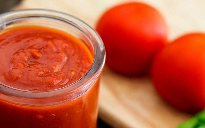 Fresh, simple and delicious, this homemade Marinara Sauce, tastes so much better than a store bought sauce. It is the basis for so many meals, use it on pasta, in your lasagne, as a topping for pizza and so much more!