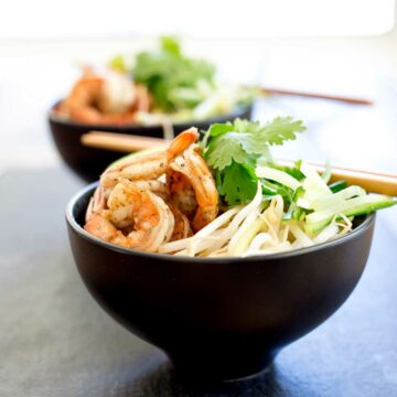 Spiced prawns, a rich spicy coconut broth, ramen noodles, fresh beansprouts and shredded cucumber. Grab some bowls, fill them and slurp up this delicious Kare Lomen. The slurping is mandatory as it makes it taste better!