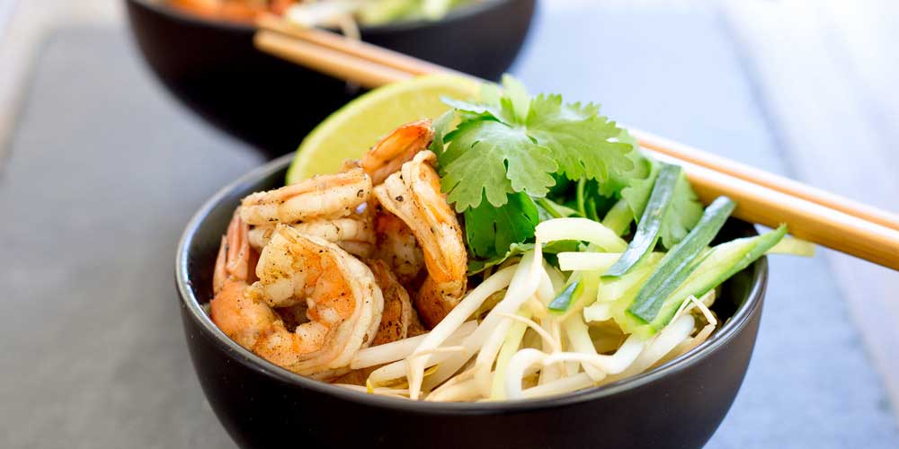 Spiced prawns, a rich spicy coconut broth, ramen noodles, fresh beansprouts and shredded cucumber. Grab some bowls, fill them and slurp up this delicious Kare Lomen. The slurping is mandatory as it makes it taste better!