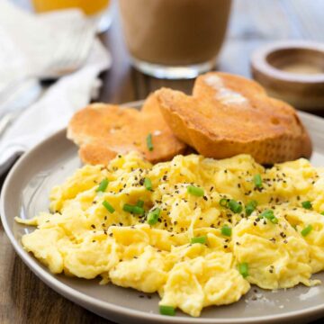 Yup!!! Scrambled eggs in 20 seconds. And not rubbery, chewy eggs that you usually associate with fast cooking. These eggs are soft, light, creamy and completely delicious. And ready in 20 seconds!!!!