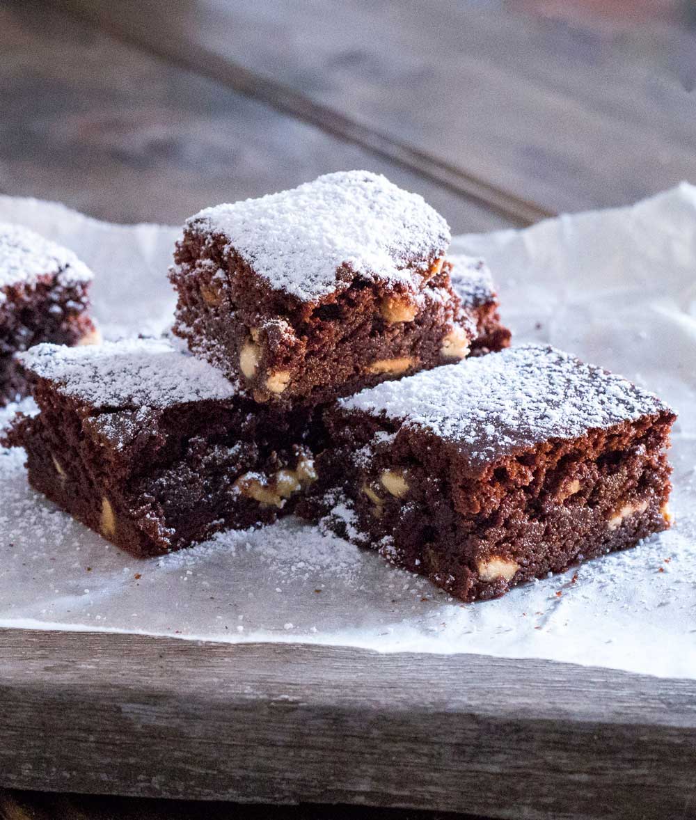 These white choc chip fudgy brownies, packed with white choc chips, they are slightly chewy, slightly gooey, massively fudgy and totally amazing!!!!!! | Sprinkles and Sprouts