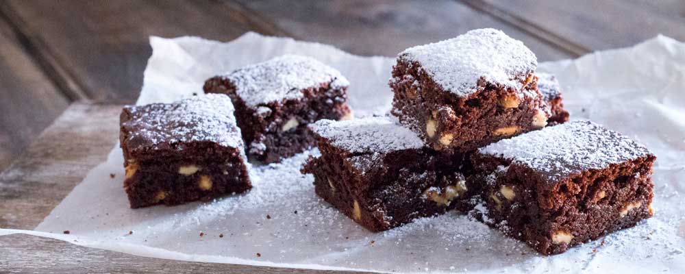 These white choc chip fudgy brownies, packed with white choc chips, they are slightly chewy, slightly gooey, massively fudgy and totally amazing!!!!!! | Sprinkles and Sprouts