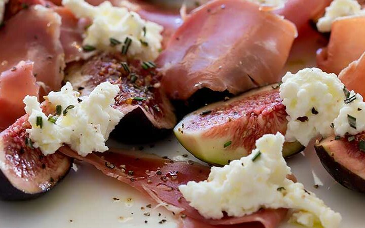 Sweet, warm figs, with salty prosciutto, creamy ricotta and a pop of rosemary and extra virgin olive oil. This salad is utterly delicious and utterly gorgeous! Tasty and beautiful! That is what we all need in our lives :-) | Sprinkles and Sprouts