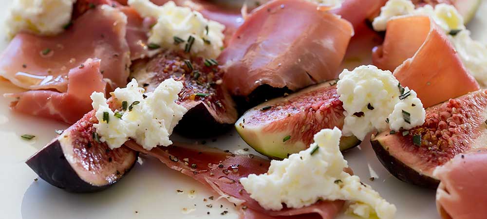 Sweet, warm figs, with salty prosciutto, creamy ricotta and a pop of rosemary and extra virgin olive oil. This salad is utterly delicious and utterly gorgeous! Tasty and beautiful! That is what we all need in our lives :-) | Sprinkles and Sprouts