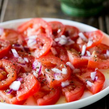 A super simple tomato salad with a punch of flavour. Perfect as a side dish with some Brazilian Barbecue | Sprinkles and Sprouts