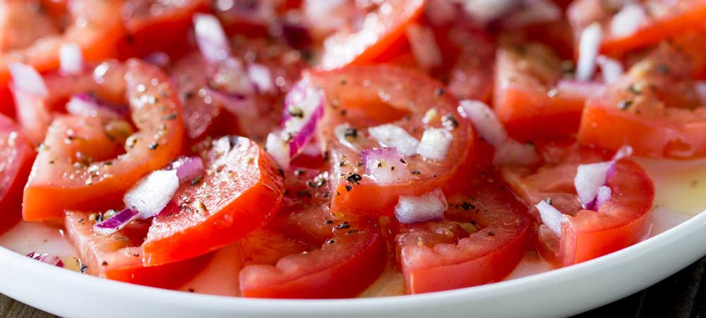 A super simple tomato salad with a punch of flavour. Perfect as a side dish with some Brazilian Barbecue | Sprinkles and Sprouts