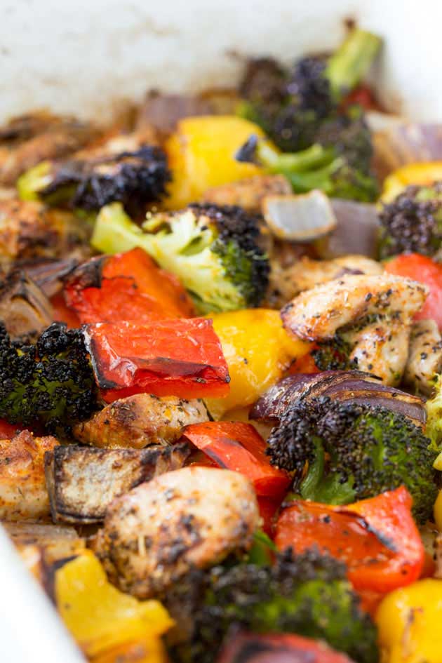 This Tray Bake Mediterranean Chicken is the perfect mid week meal, it takes very little prep and makes very little washing up! Winner winner chicken dinner! Get the recipe now! | Sprinkles and Sprouts