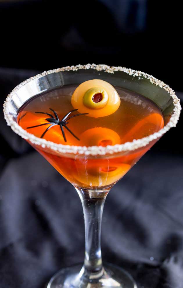 Gross eh?!?!?!?! And totally cool!!! Perfect for Halloween! These eyeball martinis will amuse and disgust your guests in equal measure! www.sprinklesandsprouts.com/eyeball-martini