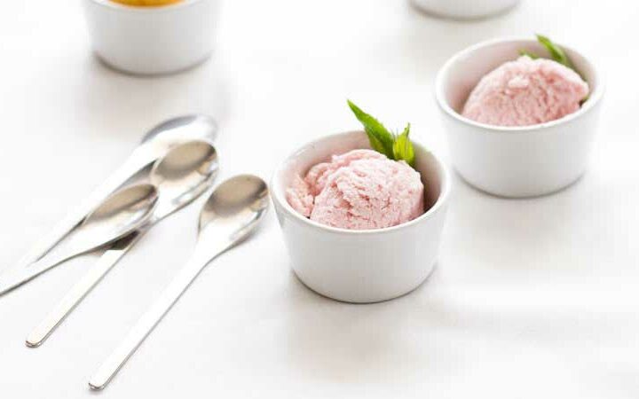 Rich and creamy strawberry frozen yoghurt with just a hint of mint. This is the best snack!!! And made in under 2 minutes!