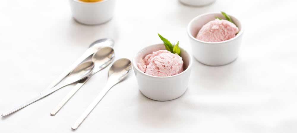 Rich and creamy strawberry frozen yoghurt with just a hint of mint. This is the best snack!!! And made in under 2 minutes!