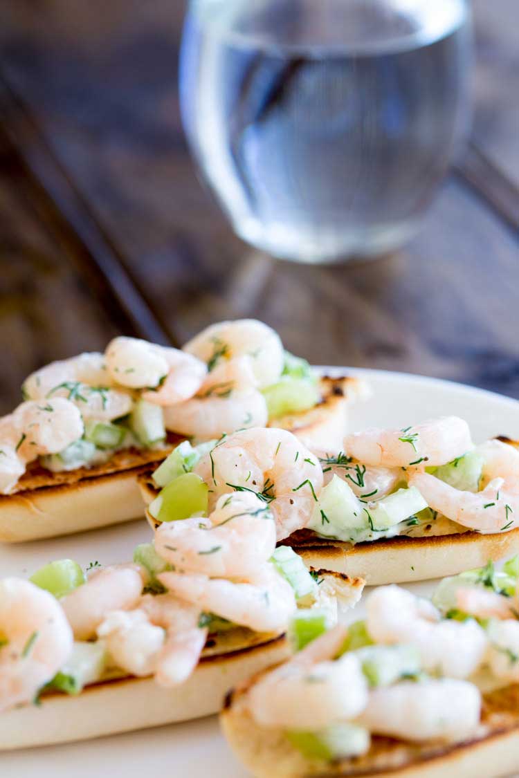 Juicy prawns with the crunch of celery and sweetness grapes all bound in a creamy dill flavoured dressing. This Open Faced Prawn Sandwich with Grape and Celery is perfect entertaining food. Simple to make and oh so dreamy delicious!