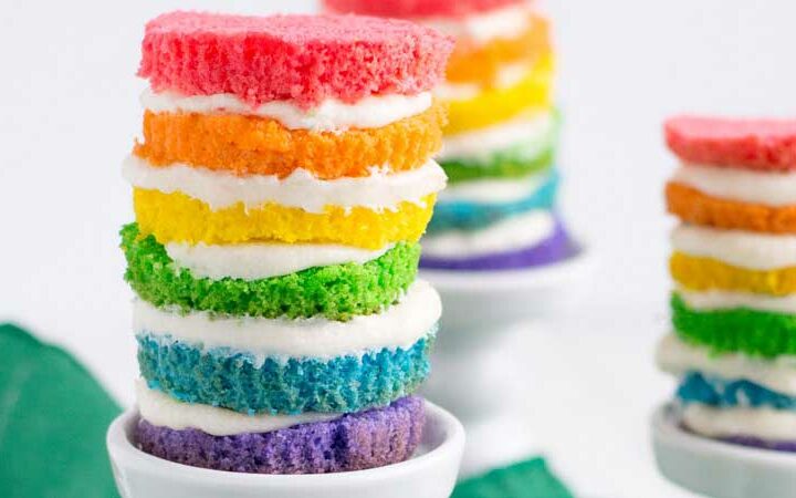 Aren't these Mini Rainbow Cakes so cute!!!! Brightly coloured mini cakes that are perfect for the kids to make.