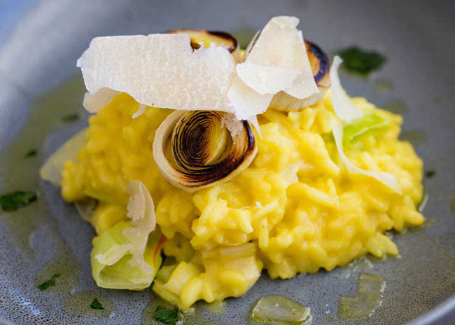 This Saffron and Leek Risotto is the perfect balance of comfort and elegance. The saffron adds a beautiful colour and the sweet creamy leeks take it beyond the norm. Perfect for entertaining or a mid week meal. #sundaysuppers