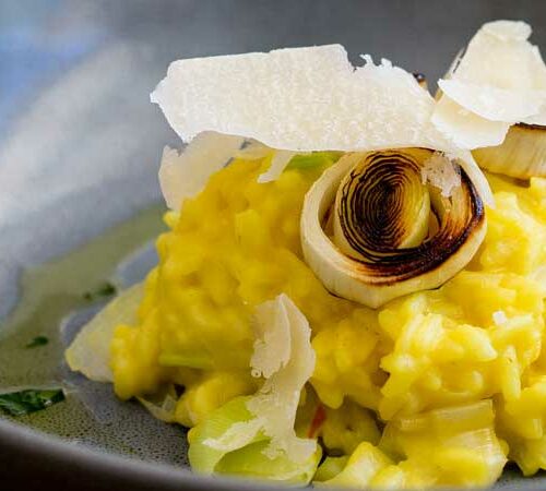 This Saffron and Leek Risotto is the perfect balance of comfort and elegance. The saffron adds a beautiful colour and the sweet creamy leeks take it beyond the norm. Perfect for entertaining or a mid week meal. #sundaysuppers