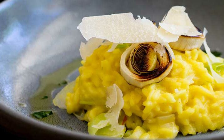 This Saffron and Leek Risotto is the perfect balance of comfort and elegance. The saffron adds a beautiful colour and the sweet creamy leeks take it beyond the norm. Perfect for entertaining or a mid week meal. #sundaysuppers