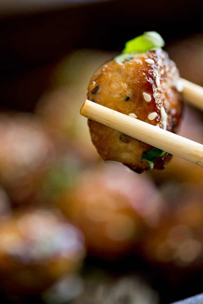 Sweet, sticky and delicious. These tray baked sticky sesame chicken meatballs are packed with flavour and bake easily in the oven for a perfect week night meal.