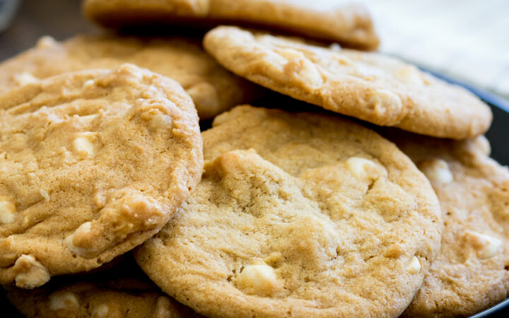 Perfect soft and chewy cookies, packed with white chocolate chips and macadamia nuts, these cookies are just like Subway cookies... but even better as you know exactly what is in them!