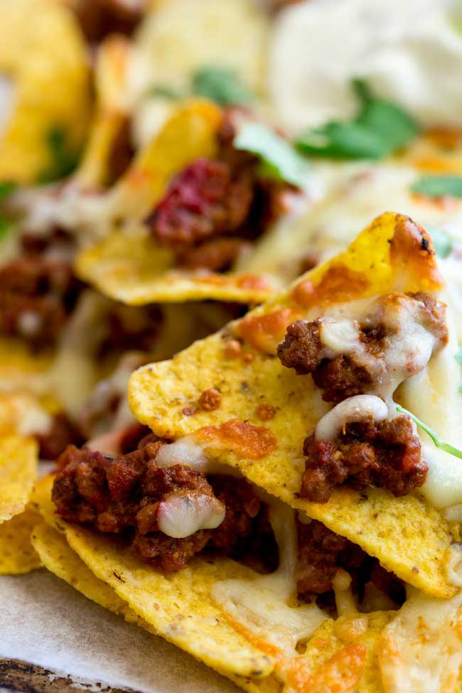 A fully loaded nacho is a wonderful thing. Crisp chips, flavour packed beef and stretchy cheese. Oh so good. But when you reach the bottom and you pick a chip with no cheese??? That is the worst! So I have a few simple steps to ensure you get the perfect combination of meat to cheese to chip!