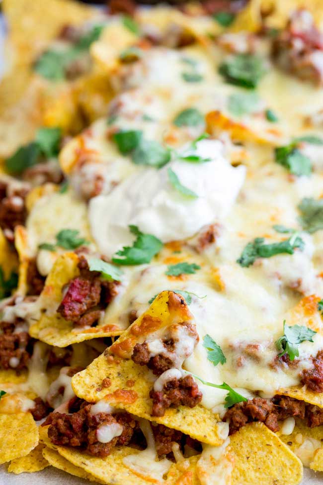 A fully loaded nacho is a wonderful thing. Crisp chips, flavour packed beef and stretchy cheese. Oh so good. But when you reach the bottom and you pick a chip with no cheese??? That is the worst! So I have a few simple steps to ensure you get the perfect combination of meat to cheese to chip!