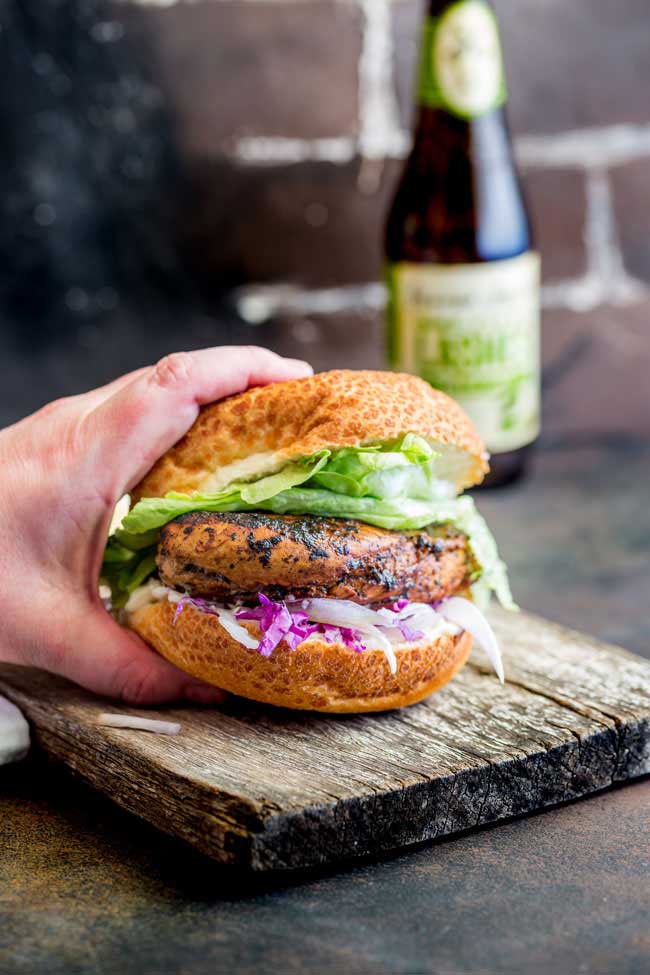 This juicy Peri Peri chicken burger is perfect for Nando lovers. The homemade marinade takes the humble chicken breast and turns it into a juicy and delicious dinner. Plus the fennel slaw!!! Oh so refreshing and perfect against the slight spicy of the burger. Recipe from Sprinkles and Sprouts | Delicious food for easy entertaining.