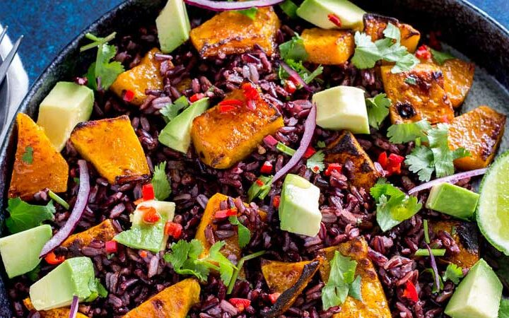 This Mexican Black Rice and Pumpkin Salad is packed with flavour. Honey and Cumin Roasted Pumpkin, nutty sweet black rice, creamy avocado, spicy chilli, zingy lime and fabulous fresh coriander. So many fabulous flavours that make this salad a taste explosion. From Sprinkles and Sprouts #SundaySupper