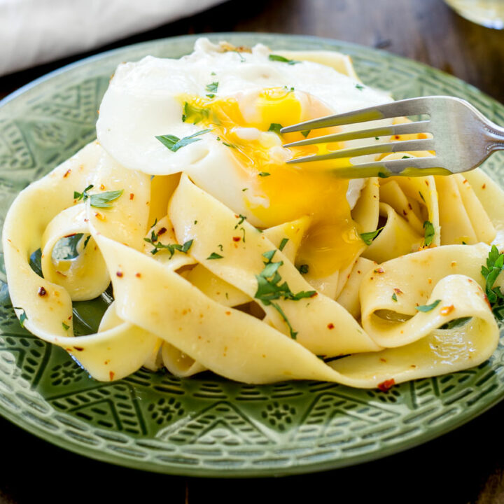 Chilli Pasta with a Fried Egg | This easy pasta is the so good and so simple. Serve this for super or surprise your guests and serve it for brunch with mimosas! Recipe by Sprinkles and Sprouts | Delicious Food for Easy Entertaining #brunch #pasta #eggyolk