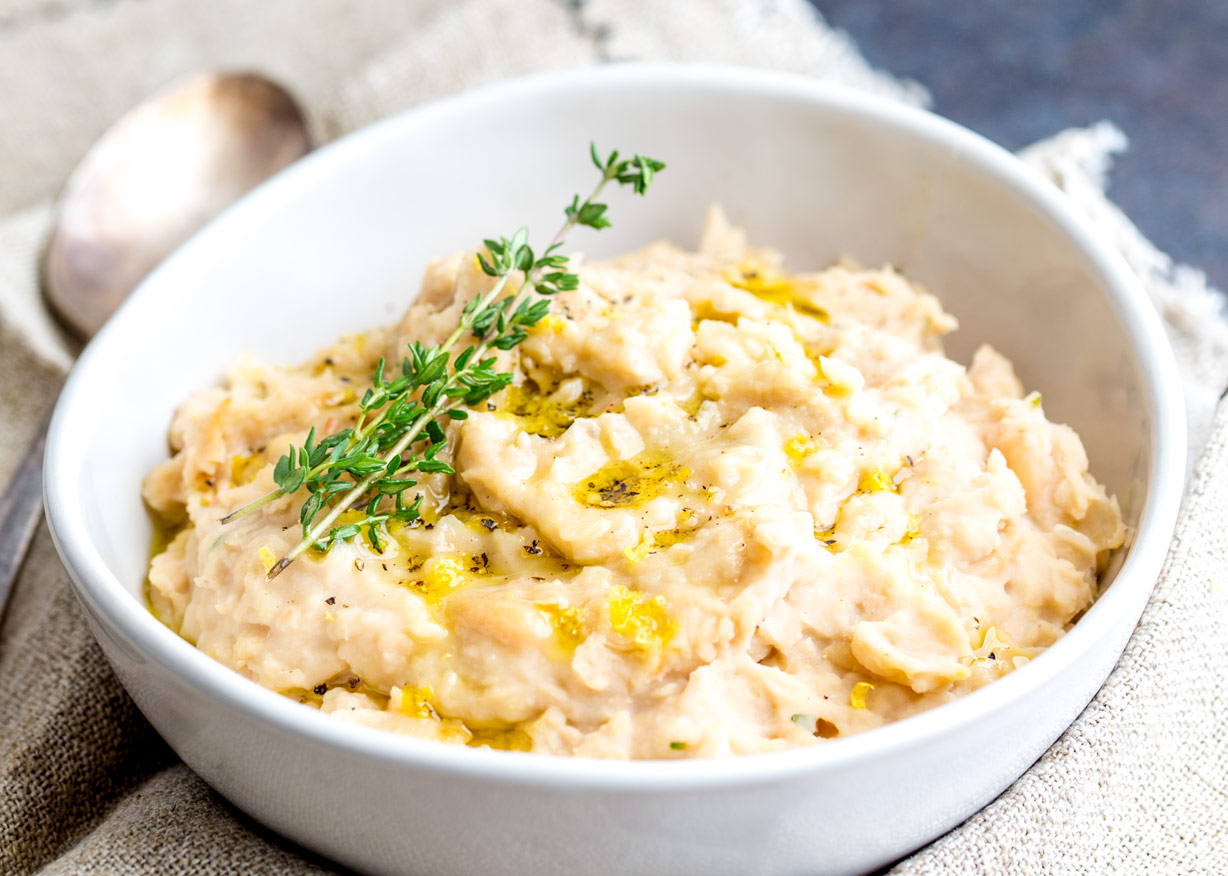 This Easy White Bean Mash is a great speedy vegan side dish. Full of protein and fibre and you don't have to worry about peeling potatoes. | Simple, delicious and healthy. Recipe by Sprinkles and Sprouts | Delicious Food for Easy Entertaining