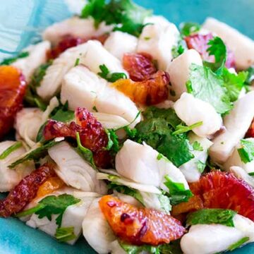 This Ceviche with Blood Orange and Fennel is so fresh and vibrant. It is so easy to prepare and is healthy and bursting with flavors. Perfect for Cinco de mayo, mexican night, a summer BBQ or a light lunch with the girls. Recipe by Sprinkles and Sprouts | Delicious Food for Easy Entertaining #fishrecipe #ceviche #rawfish #cincodemayo #mexican #mexicanrecipe