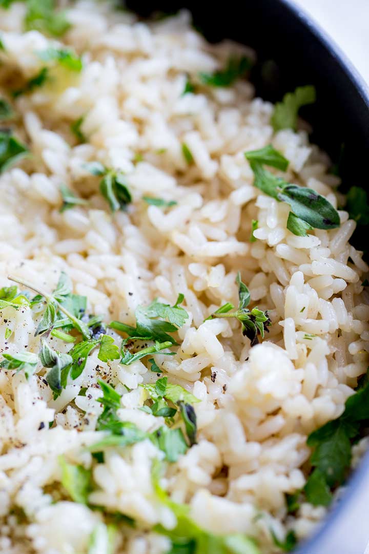 close up on the individual grains in the greek rice pilaf