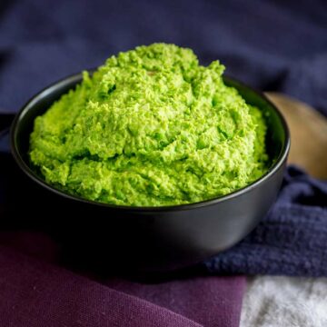 close up on the texture of the green pea mash