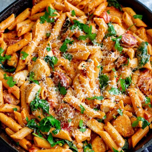 quare picture of a cast iron skillet of pasta