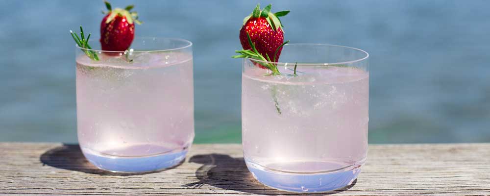 Strawberry sweetened gin, mixed with slightly sparkling moscato and a hint of rosemary. This Strawberry and Rosemary Gin Fizz was made for Friday afternoons sat in the garden, watching the sun set. Add in a bit of finger food and you have the perfect start to the weekend.