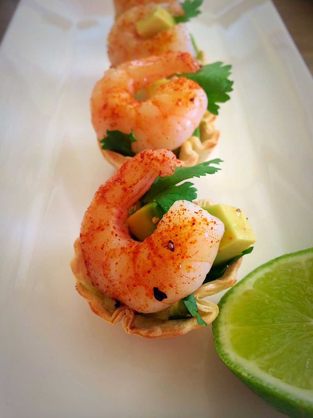 Mini Prawn Taco Bites. Spiced prawns, cooling creamy avocado, crisp lettuce and a mouthful sized taco shell cup. www.sprinklesandsprouts.com.au